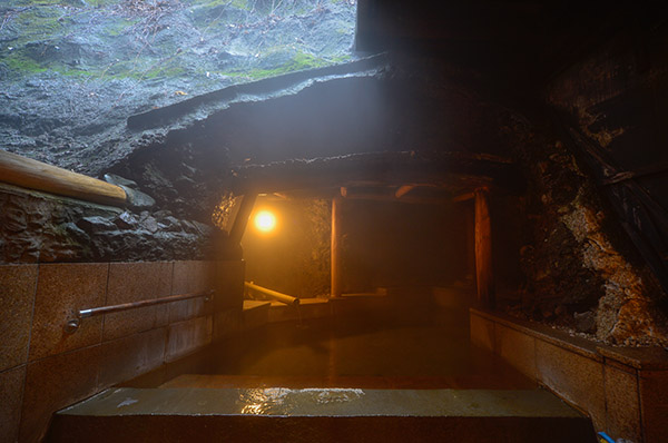 屋外岩風呂 岩戸の湯 癒し風呂