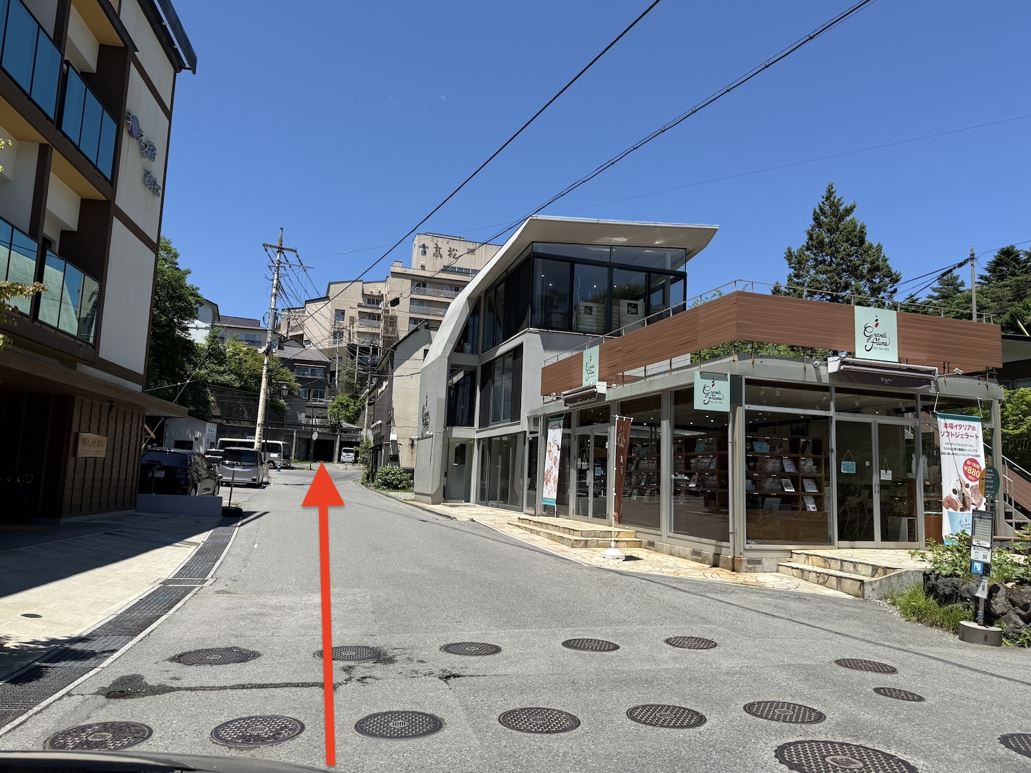 滝下通りを道沿いに
